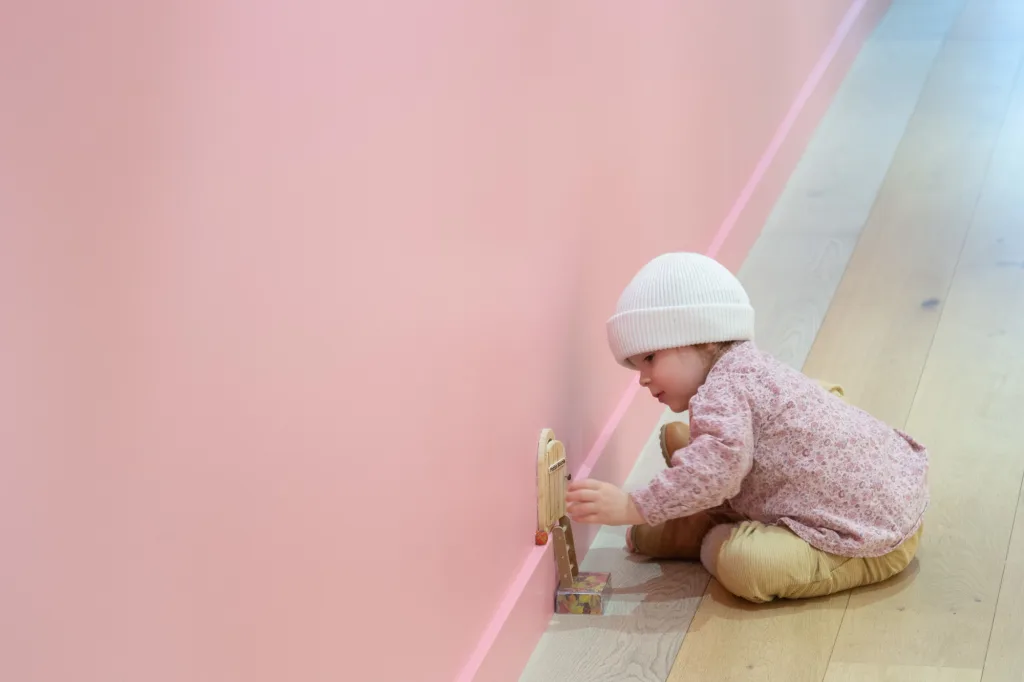 Enfant explorant la boîte à dents de la Petite Souris au Cabinet 21 Libération