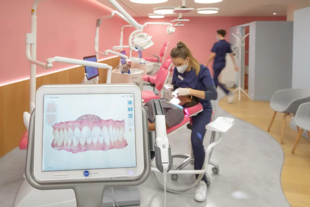 Open space d'orthodontie avec scanner intra-oral iTero au Cabinet 21 Libération à Rueil-Malmaison