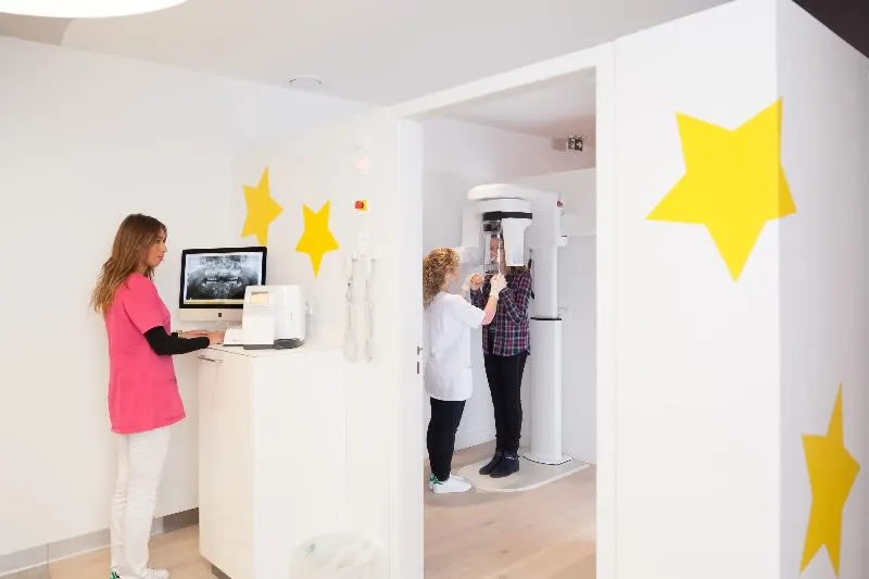 Espace radiologie panoramique aux étoiles jaunes du Cabinet 21 Libération — Rueil-Malmaison